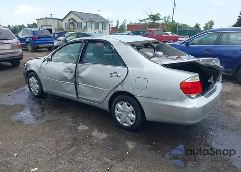 2005 Toyota Camry Le z USA, uszkodzony, nr VIN 4T1BE32K45U026641